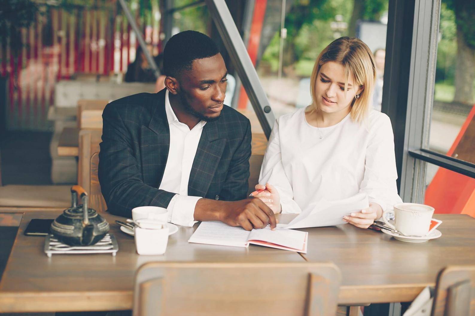 Finanzanalyst bei der Arbeit mit Datenmodellen