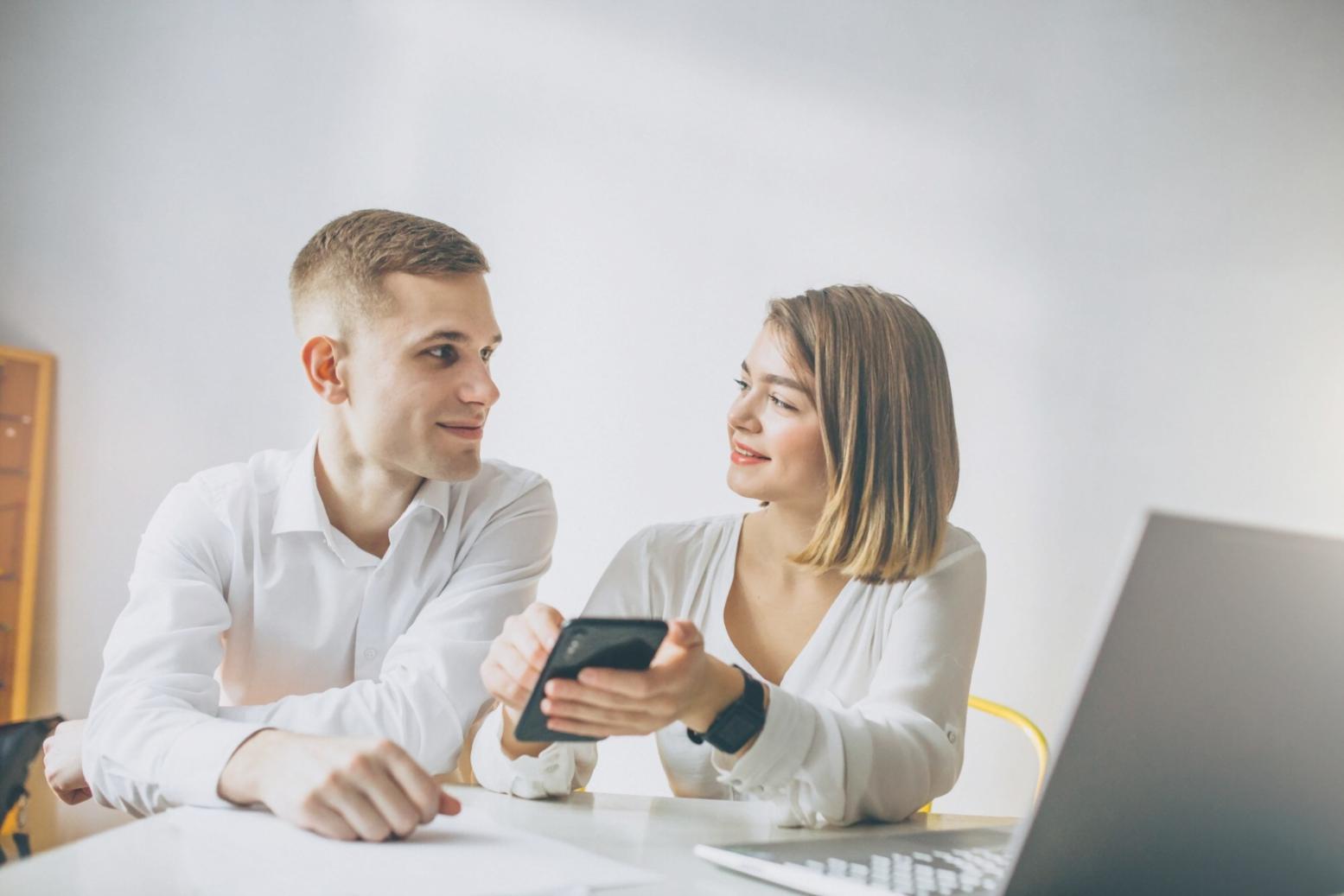 Finanzteam bei der Strategiebesprechung